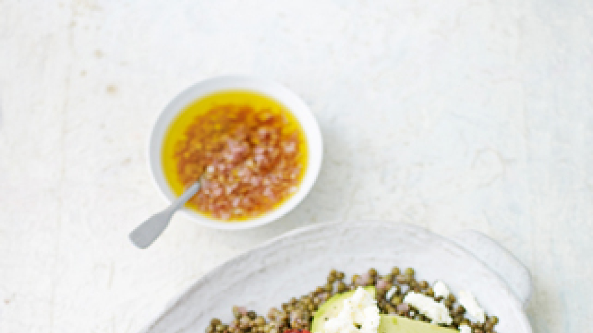 Η συνταγή της ημέρας: Φακές σαλάτα με ψητές ντομάτες, αβοκάντο και φέτα